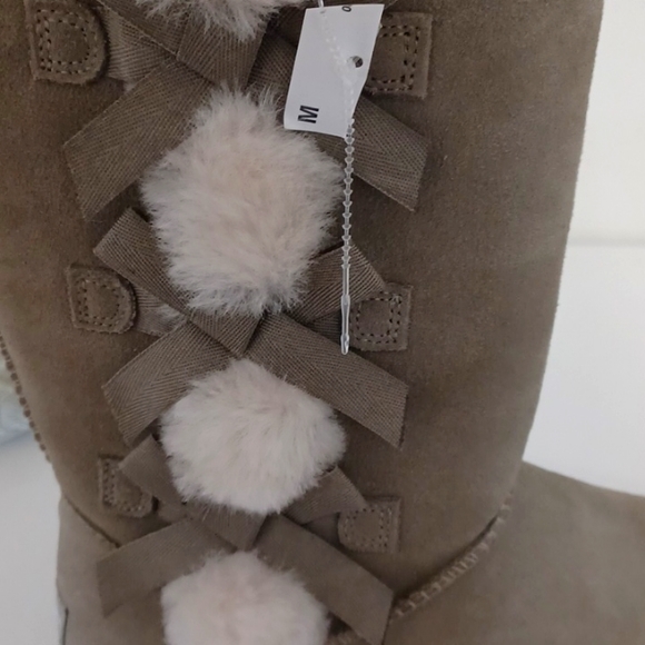 NWOTKoolaburra by UGG, size 8, taupe like color, faux fur, bow & faux fur - Picture 5 of 7